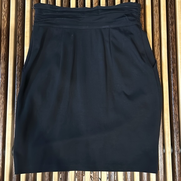 Woman’s BCBG MAXAZRIA Skirt - Size Medium with Front Pockets - Picture 3 of 5